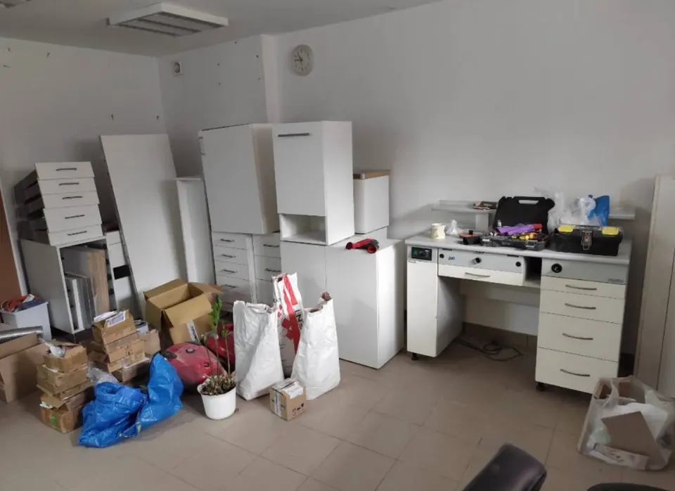 Pakowanie kartonów i toreb w korytarzu apartamentu