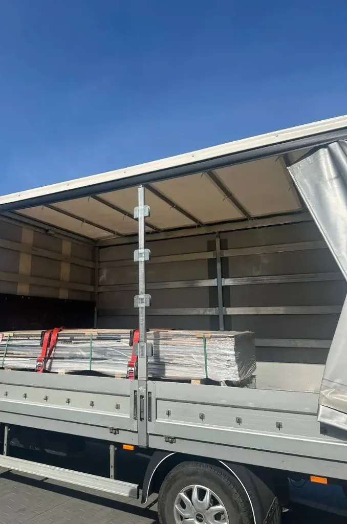 Płyty meblowe zabezpieczone w przestronnej zabudowie auta transportowego Flexi